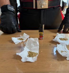 Roma, stop alla banda di scippatori che operava in centro, fermati tre giovani, recuperate catenine d'oro, soldi e droga