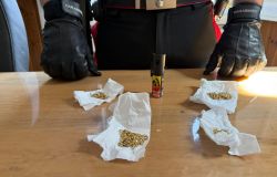 Roma, stop alla banda di scippatori che operava in centro, fermati tre giovani, recuperate catenine d'oro, soldi e droga