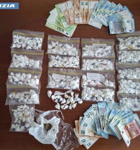Roma, la droga la portava da casa in dosi già confezionate, arrestato giovane pusher, sequestrato mezzo kg. di cocaina