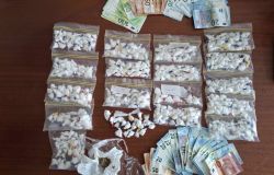 Roma, la droga la portava da casa in dosi già confezionate, arrestato giovane pusher, sequestrato mezzo kg. di cocaina