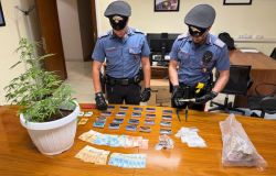 Roma, maxi operazione antidroga dei Carabinieri, fermato 15enne in bici con due kg. di hashish