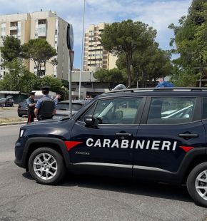 Roma Laurentino 38, si barrica in casa della madre per evitare la cattura, apre la porta solo dopo mediazione dei Carabinieri