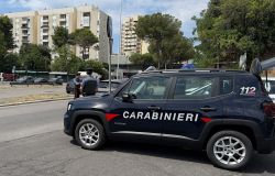 Roma Laurentino 38, si barrica in casa della madre per evitare la cattura, apre la porta solo dopo mediazione dei Carabinieri