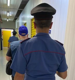 Roma Termini, finto cieco con occhiali scuri e bastone bianco, derubava i viaggiatori in transito, denunciato 68enne