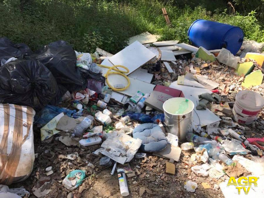 Torrimpietra, le discariche ai piedi del castello