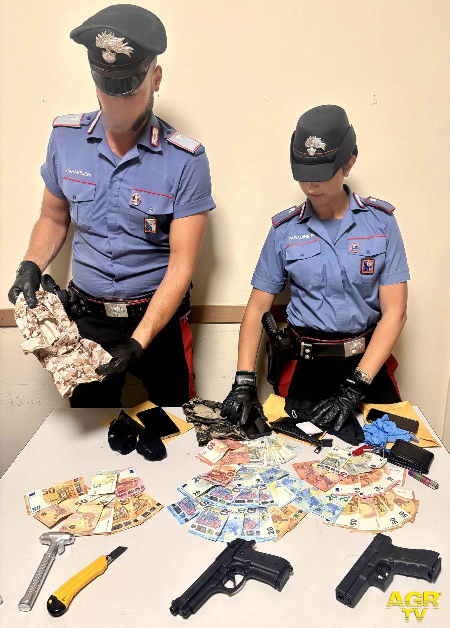 Carabinieri Anzio con pistole e denaro sequestrato Carabinieri Anzio con pistole e denaro sequestrato