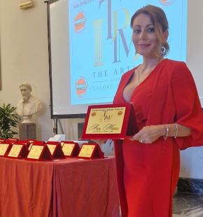 Alma Manera premiata con il TPM “The Artist – Valore ai Valori”: riconoscimento per il successo di “Crossover” su Rai Isoradio Alma Manera premiata con il TPM “The Artist – Valore ai Valori”: riconoscimento per il successo di “Crossover” su Rai Isoradio