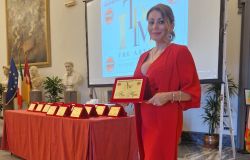 Alma Manera premiata con il TPM “The Artist – Valore ai Valori”: riconoscimento per il successo di “Crossover” su Rai Isoradio