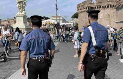 Roma San Pietro, spaccio, furto ed un borseggio in chiesa, 6 arresti, denunciato sacerdote per furto di beni culturali