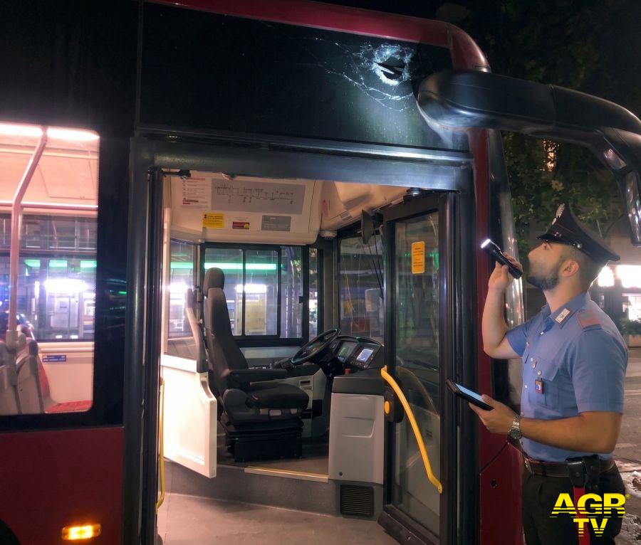 Carabinieri il bus colpito dal pesante sasso Carabinieri il bus colpito dal pesante sasso