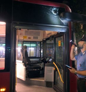 Roma, lancia un grosso sasso contro un bus in transito, denunciato 23enne tunisino Roma, lancia un grosso sasso contro un bus in transito, denunciato 23enne tunisino