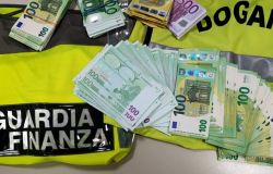 Controlli all'aeroporto di Pisa: GdF e ADM intercettano 2,2 milioni di euro, oro e farmaci illeciti