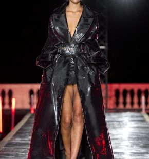 Il fascino contemporaneo del PVC nella nuova collezione di Antonio Martino Couture Il fascino contemporaneo del PVC nella nuova collezione di Antonio Martino Couture