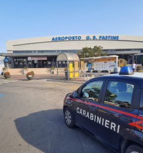 Roma, anziano raggirato, consegna denaro e carte ai suoi truffatori, in aereoporto è soccorso dai Carabinieri Roma, anziano raggirato, consegna denaro e carte ai suoi truffatori, in aereoporto è soccorso dai Carabinieri