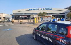 Roma, anziano raggirato, consegna denaro e carte ai suoi truffatori, in aereoporto è soccorso dai Carabinieri