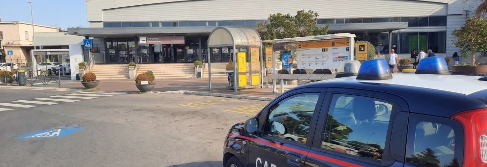 Roma, anziano raggirato, consegna denaro e carte ai suoi truffatori, in aereoporto è soccorso dai Carabinieri Roma, anziano raggirato, consegna denaro e carte ai suoi truffatori, in aereoporto è soccorso dai Carabinieri