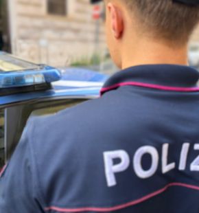 Roma Quarticciolo, ruba un cellulare e chiede soldi per la restituzione, individuati i depositi nascosti dei pusher Roma Quarticciolo, ruba un cellulare e chiede soldi per la restituzione, individuati i depositi nascosti dei pusher