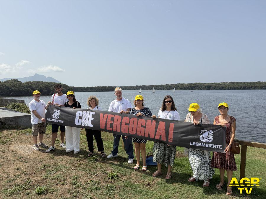 Legambiente espone lo striscione “CHE VERGOGNA” a Sabaudia, dove nel lago di Paola 3 prelievi su 3 sono risultati “fortemente inquinati” foto da comunicato stampa Legambiente Legambiente espone lo striscione “CHE VERGOGNA” a Sabaudia, dove nel lago di Paola 3 prelievi su 3 sono risultati “fortemente inquinati” foto da comunicato stampa Legambiente