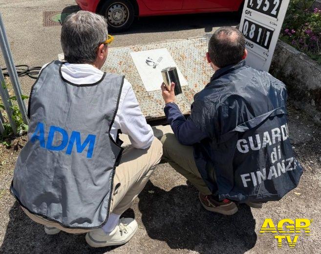 Guardia di Finanza e Agenzia delle Dogane e dei Monopoli sequestrano oltre 23 milioni di litri di gasolio Foto da comunicato stampa MET Guardia di Finanza e Agenzia delle Dogane e dei Monopoli sequestrano oltre 23 milioni di litri di gasolio Foto da comunicato stampa MET