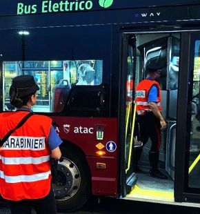 Roma, parcheggia sulla corsia dei bus, rimproverato dall'autista, prende a calci la portiera del bus danneggiandola Roma, parcheggia sulla corsia dei bus, rimproverato dall'autista, prende a calci la portiera del bus danneggiandola