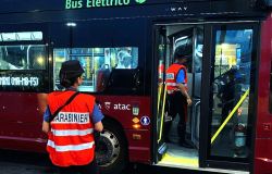Roma, parcheggia sulla corsia dei bus, rimproverato dall'autista, prende a calci la portiera del bus danneggiandola