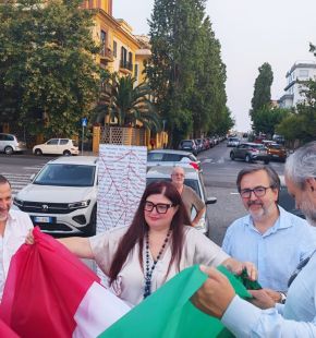 Ostia, al via la VI edizione di “Onda Tricolore contro le Mafie”: istituzioni e cittadini uniti Ostia, al via la VI edizione di “Onda Tricolore contro le Mafie”: istituzioni e cittadini uniti