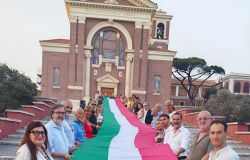 Ostia: gli esponenti di Fratelli d’Italia e i partecipanti si sono riuniti sulla scalinata di Santa Maria Regina Pacis per la VI edizione dell’Onda Tricolore contro le Mafie - ©Foto Credits Lyudmyla H