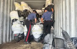 Ponte Galeria, scoperto deposito con moto e pezzi di ricambio rubati, fermate 3 persone