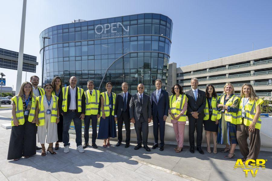 ADR inaugura Open, il nuovo Centro Direzionale dello scalo insieme ad una rappresentanza del personale di ADR da sinistra a destra: Giampiero Massolo, Vice Presidente Mundys Vincenzo Nunziata, Pres ADR inaugura Open, il nuovo Centro Direzionale dello scalo insieme ad una rappresentanza del personale di ADR da sinistra a destra: Giampiero Massolo, Vice Presidente Mundys Vincenzo Nunziata, Pres