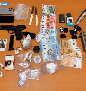 Roma, droga nascosta nei telecomandi, nei lavatoi condominiali e frigoriferi, arrestato spacciatore ventenne Roma, droga nascosta nei telecomandi, nei lavatoi condominiali e frigoriferi, arrestato spacciatore ventenne