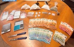 Polizia droga, soldi e pistola sequestrati
