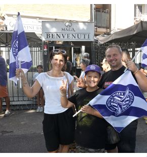 Ostia Mare, seconda distribuzione di bandiere ai tifosi, cresce la febbre biancoviola