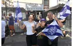 Ostia Mare, seconda distribuzione di bandiere ai tifosi, cresce la febbre biancoviola