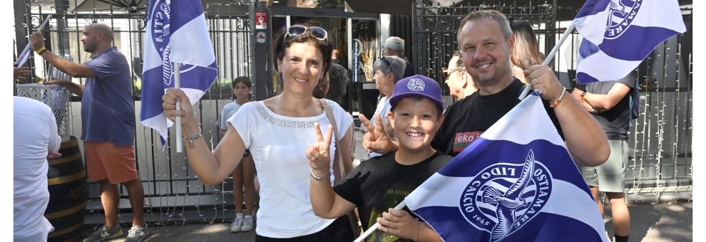 Ostia Mare, seconda distribuzione di bandiere ai tifosi, cresce la febbre biancoviola Ostia Mare, seconda distribuzione di bandiere ai tifosi, cresce la febbre biancoviola