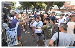 Ostia Mare la distribuzione delle bandiere ph credit Pino Rampolla