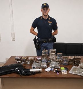 Riano, scoperta villa deposito della droga, arrestati 4 uomini che proteggevano il trasporto, sequestrati 24 kg. di droga