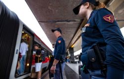 Roma, shopping a Termini con le carte di credito di un pensionato, due arresti