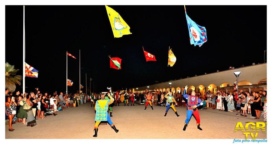 Ostia Antica: il Palio sbarca al Porto tra le stelle - sbandieratori © Foto Credits Pino Rampolla Ostia Antica: il Palio sbarca al Porto tra le stelle - sbandieratori © Foto Credits Pino Rampolla