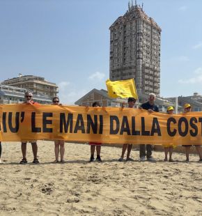Nettuno, flash mob di Legambiente: solo il 10% delle spiagge è libro, balneabile ed accessibile