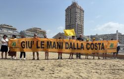 Nettuno, flash mob di Legambiente: solo il 10% delle spiagge è libro, balneabile ed accessibile