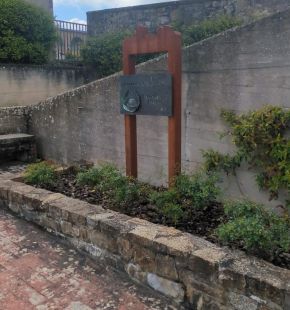 Atti vandalici nel cimitero di Panzano in Chianti: trafugato il monumento bronzeo ai Caduti
