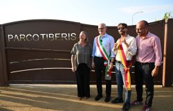 Inaugurazione Tiberis il sindaco Gualtieri con Sabrina Alfonsi (assessore ambiente) ed Amedeo Ciacchieri (presidente VIII Municipio)