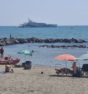 Ostia,  maxi yacht di oltre 100 metri ancorato dinanzi al lungomare di ponente