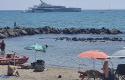 Ostia,  maxi yacht di oltre 100 metri ancorato dinanzi al lungomare di ponente