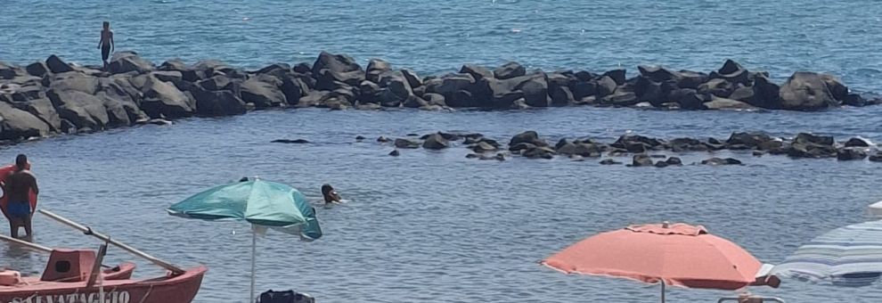 Ostia,  maxi yacht di oltre 100 metri ancorato dinanzi al lungomare di ponente
