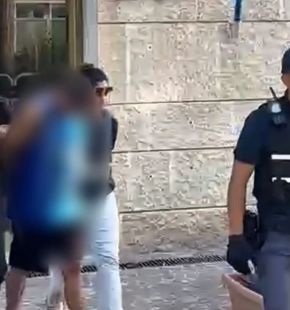 Roma, trascinano una donna sull'asfalto per strapparle la borsetta, fermati due uomini