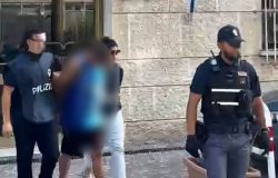 Roma, trascinano una donna sull'asfalto per strapparle la borsetta, fermati due uomini