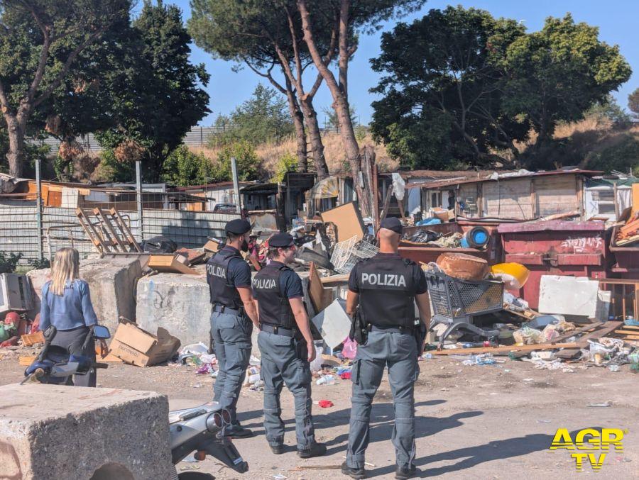 Polizia operazione nei campi nomadi Polizia operazione nei campi nomadi