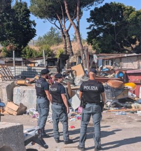 Roma, maxioperazione della Polizia nei campi nomadi, 9 persone arrestate, sequestrata una katana di 98 centimetri