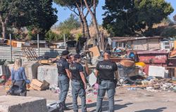 Roma, maxioperazione della Polizia nei campi nomadi, 9 persone arrestate, sequestrata una katana di 98 centimetri